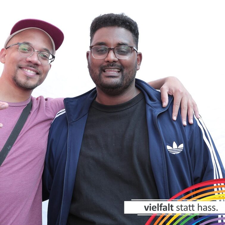 Menschen zeigen ihr Gesicht für Vielfalt statt Hass.