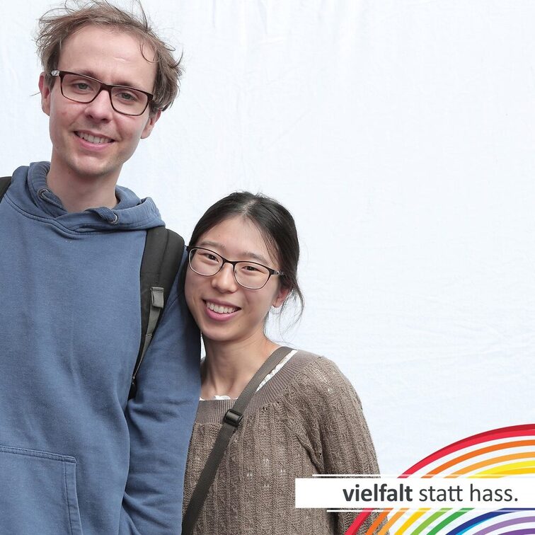 Menschen zeigen ihr Gesicht für Vielfalt statt Hass.