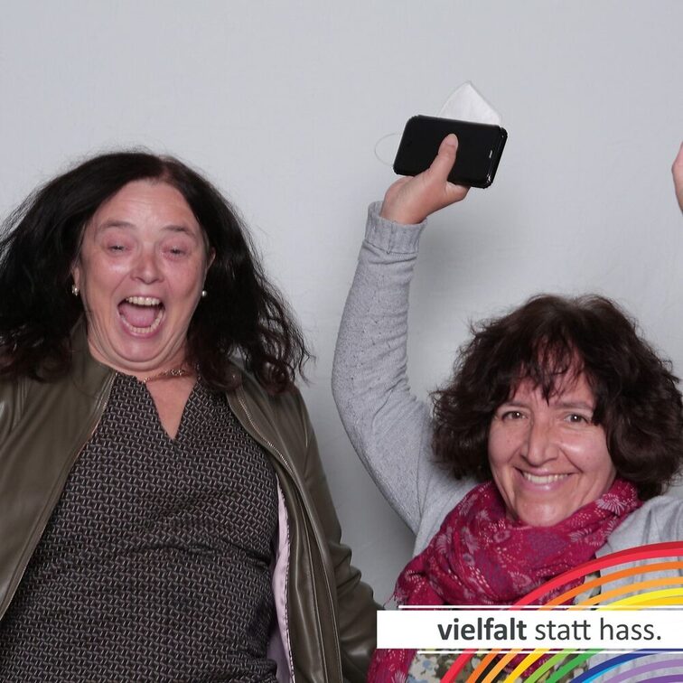 Menschen zeigen ihr Gesicht für Vielfalt statt Hass.