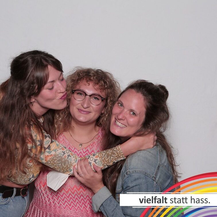 Menschen zeigen ihr Gesicht für Vielfalt statt Hass.