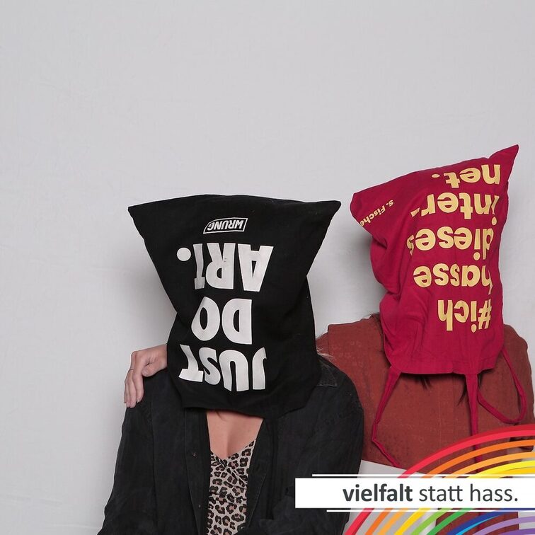 Menschen zeigen ihr Gesicht für Vielfalt statt Hass.