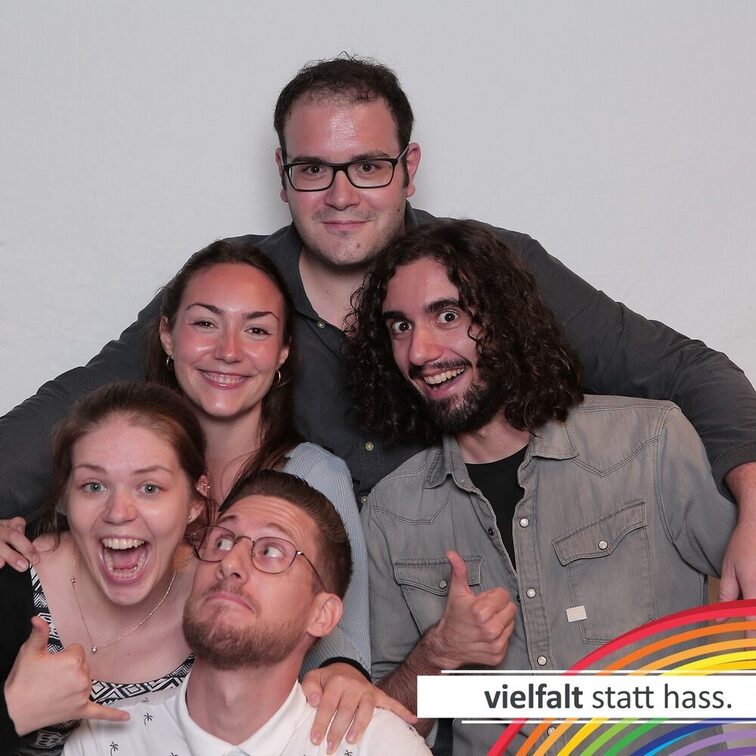 Menschen zeigen ihr Gesicht für Vielfalt statt Hass.