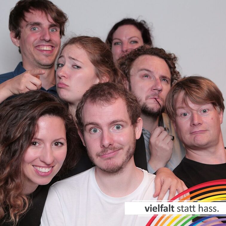 Menschen zeigen ihr Gesicht für Vielfalt statt Hass.