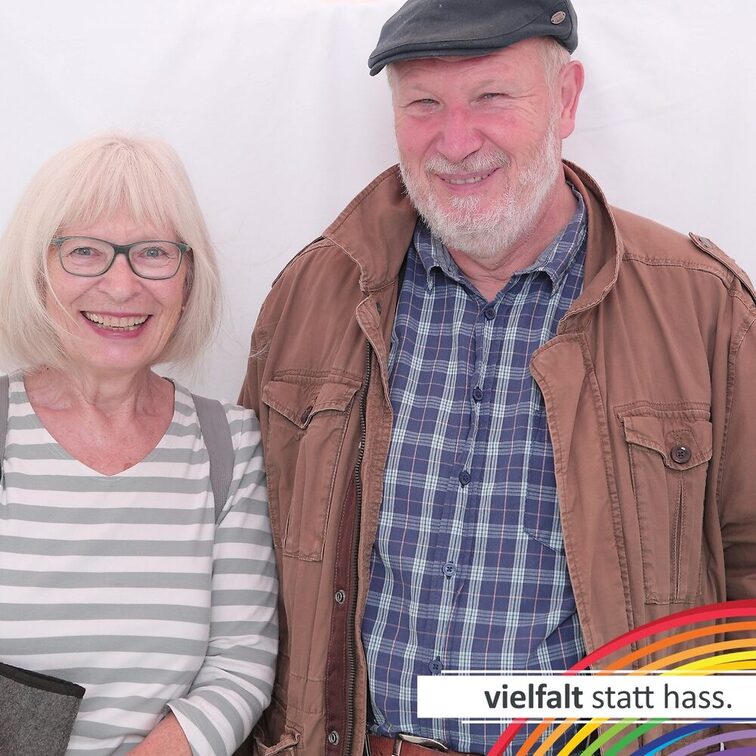 Menschen zeigen ihr Gesicht für Vielfalt statt Hass.