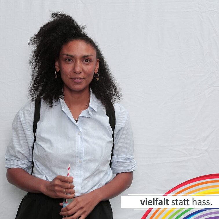 Menschen zeigen ihr Gesicht für Vielfalt statt Hass.