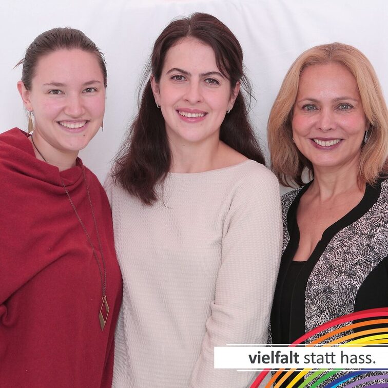 Menschen zeigen ihr Gesicht für Vielfalt statt Hass.