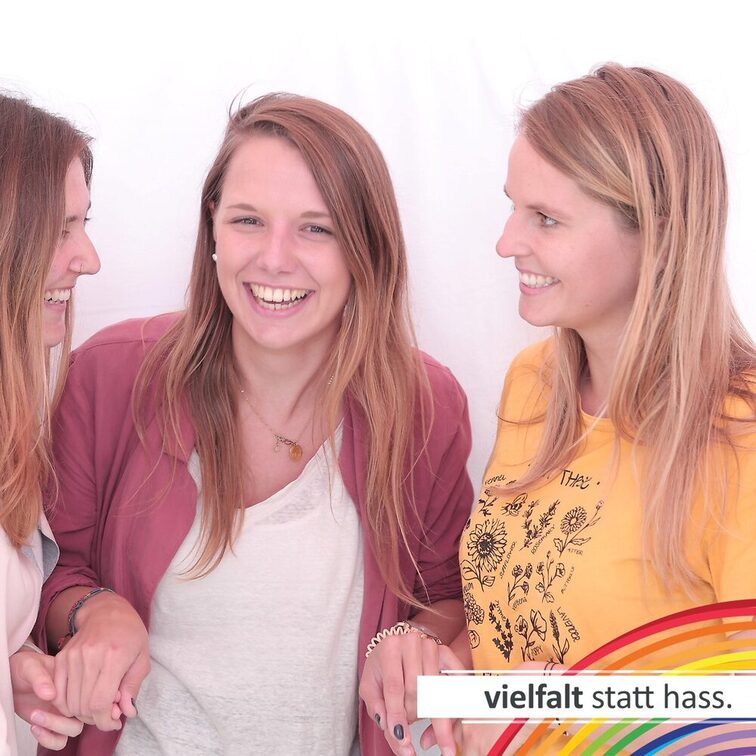 Menschen zeigen ihr Gesicht für Vielfalt statt Hass.