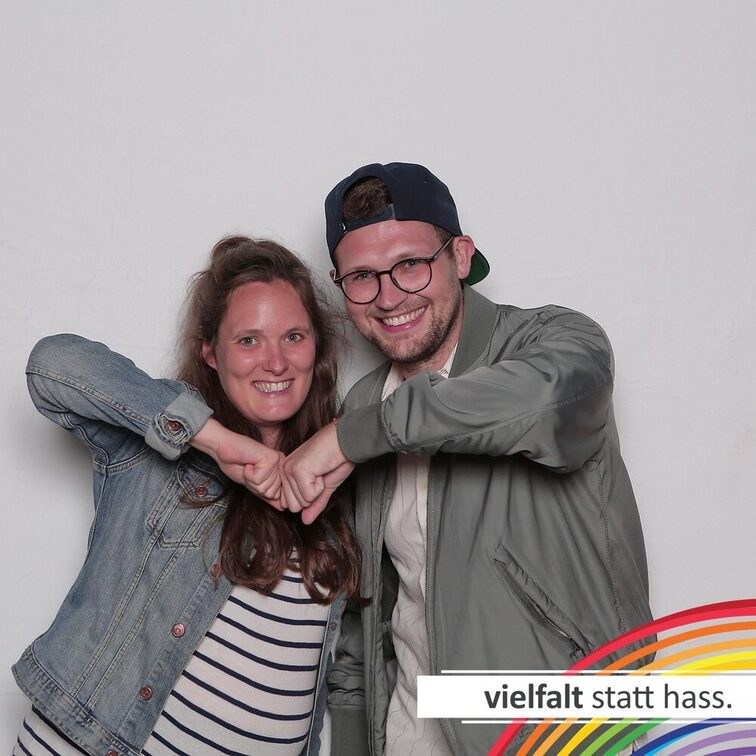 Menschen zeigen ihr Gesicht für Vielfalt statt Hass.