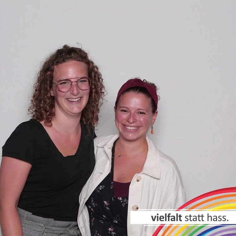 Menschen zeigen ihr Gesicht für Vielfalt statt Hass.