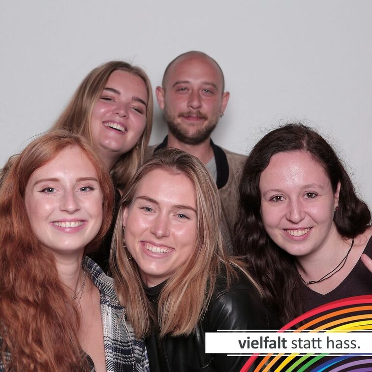 Menschen zeigen ihr Gesicht für Vielfalt statt Hass.