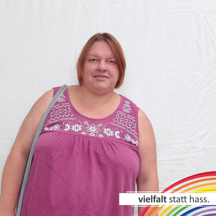 Menschen zeigen ihr Gesicht für Vielfalt statt Hass.