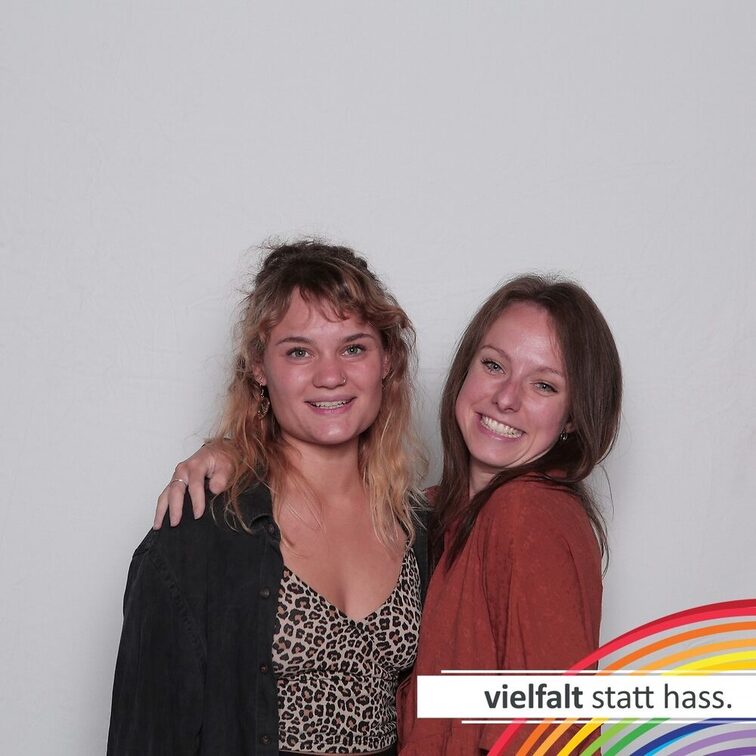 Menschen zeigen ihr Gesicht für Vielfalt statt Hass.