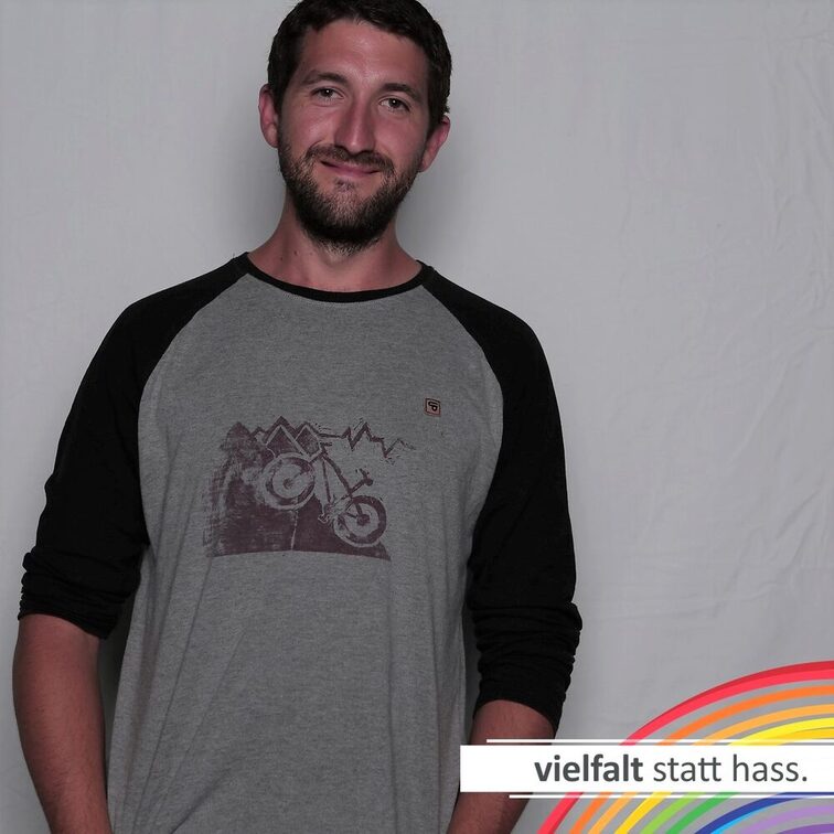 Menschen zeigen ihr Gesicht für Vielfalt statt Hass.