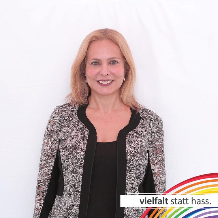 Menschen zeigen ihr Gesicht für Vielfalt statt Hass.