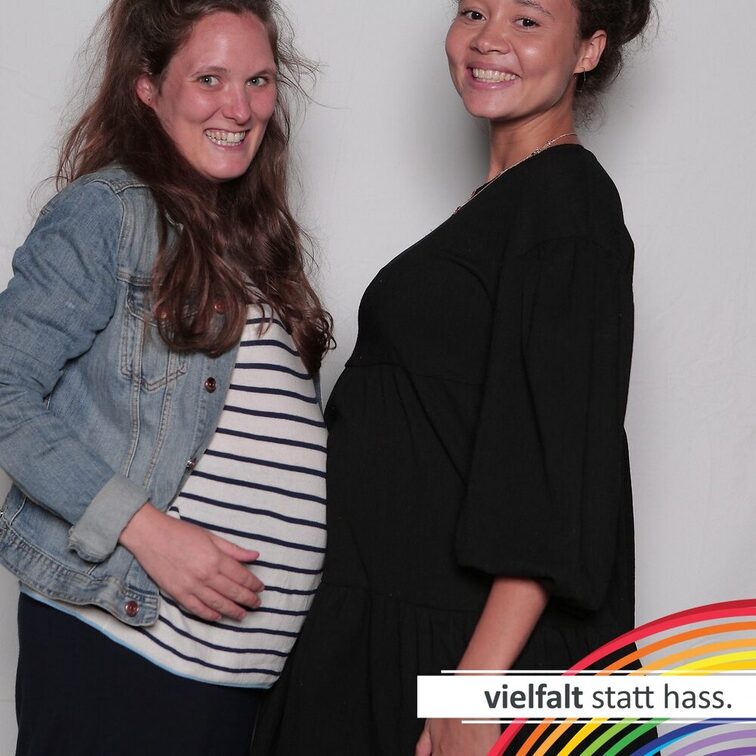 Menschen zeigen ihr Gesicht für Vielfalt statt Hass.