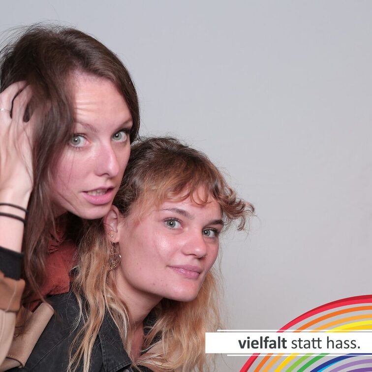 Menschen zeigen ihr Gesicht für Vielfalt statt Hass.