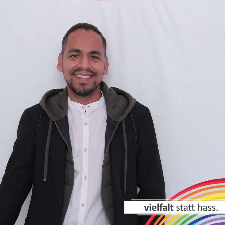 Menschen zeigen ihr Gesicht für Vielfalt statt Hass.