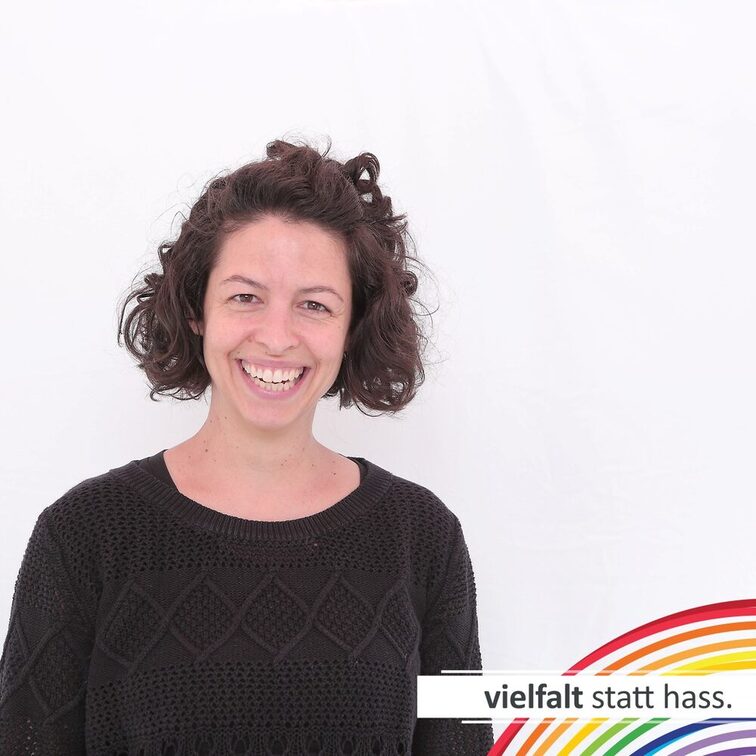 Menschen zeigen ihr Gesicht für Vielfalt statt Hass.