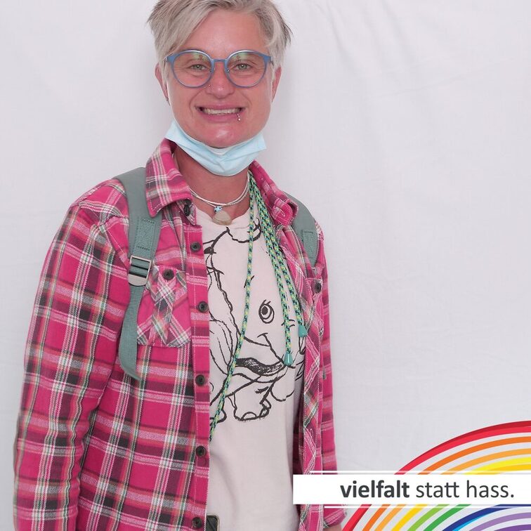 Menschen zeigen ihr Gesicht für Vielfalt statt Hass.