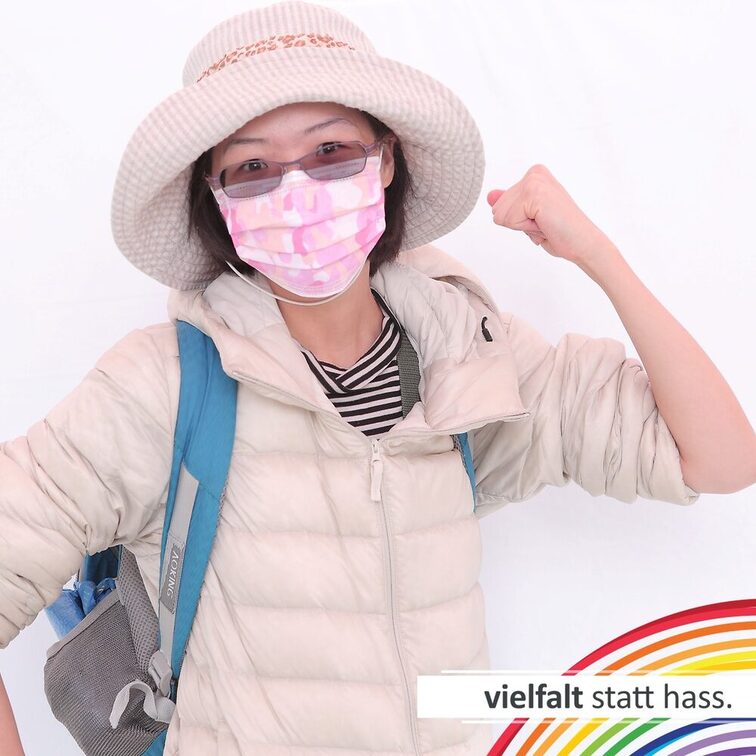 Menschen zeigen ihr Gesicht für Vielfalt statt Hass.