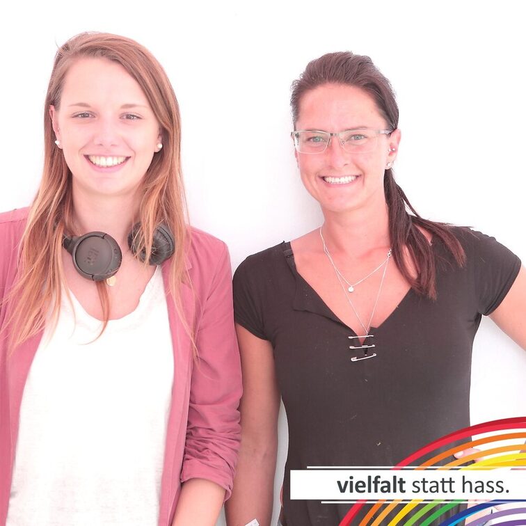 Menschen zeigen ihr Gesicht für Vielfalt statt Hass.