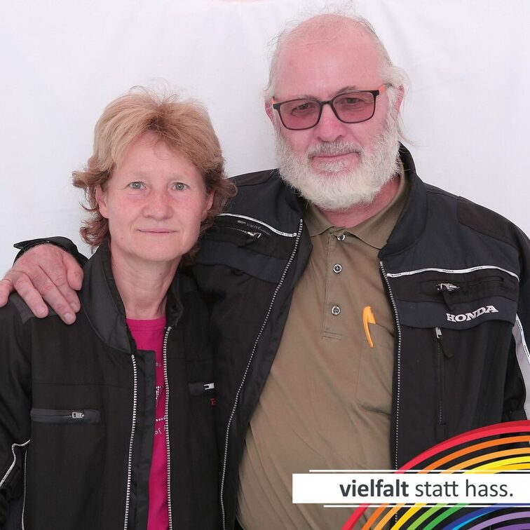 Menschen zeigen ihr Gesicht für Vielfalt statt Hass.