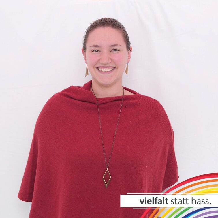 Menschen zeigen ihr Gesicht für Vielfalt statt Hass.