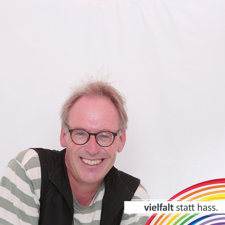 Menschen zeigen ihr Gesicht für Vielfalt statt Hass.