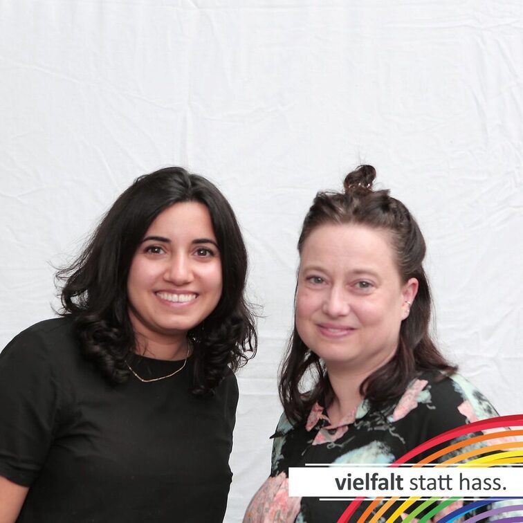 Menschen zeigen ihr Gesicht für Vielfalt statt Hass.