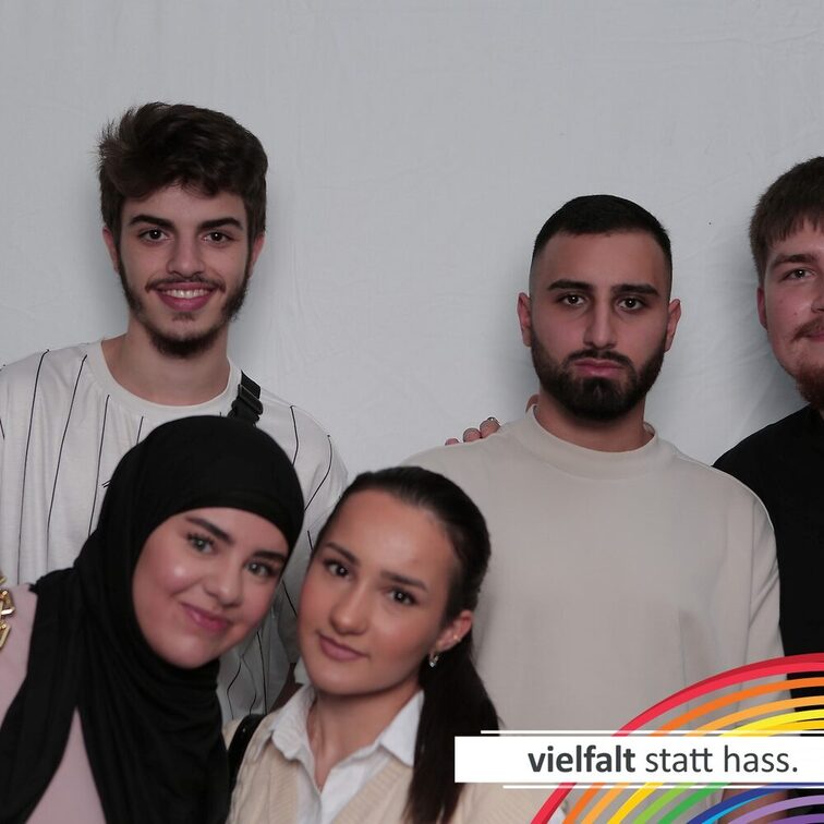 Menschen zeigen ihr Gesicht für Vielfalt statt Hass.