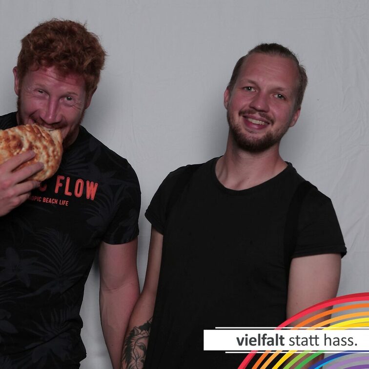 Menschen zeigen ihr Gesicht für Vielfalt statt Hass.