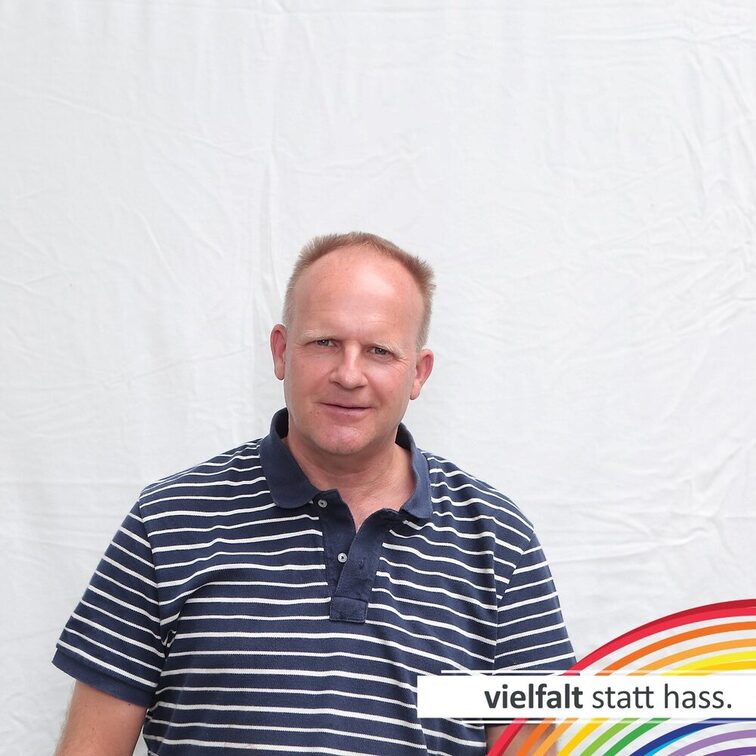 Menschen zeigen ihr Gesicht für Vielfalt statt Hass.