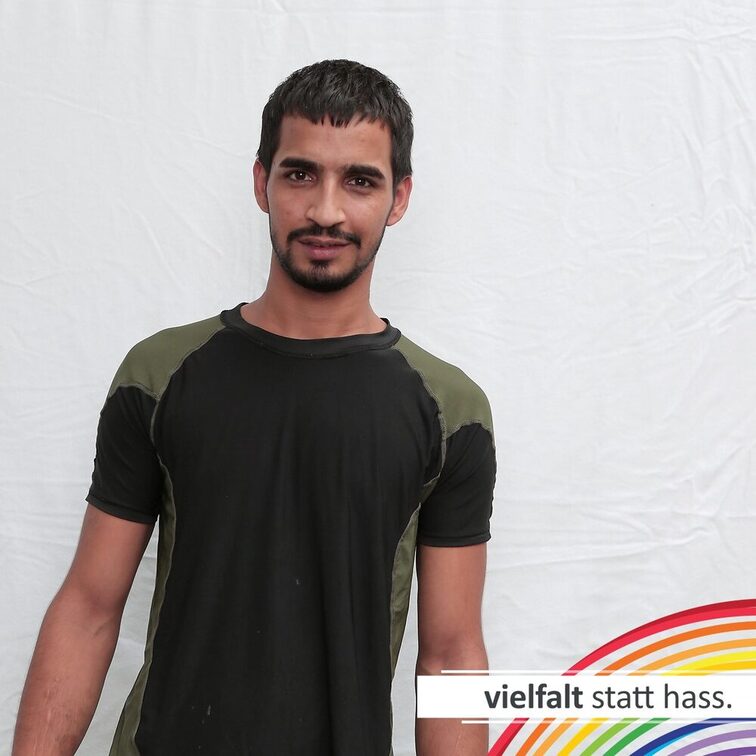 Menschen zeigen ihr Gesicht für Vielfalt statt Hass.