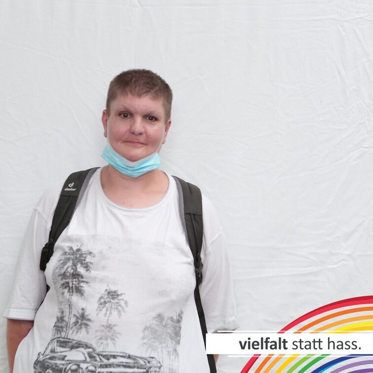 Menschen zeigen ihr Gesicht für Vielfalt statt Hass.