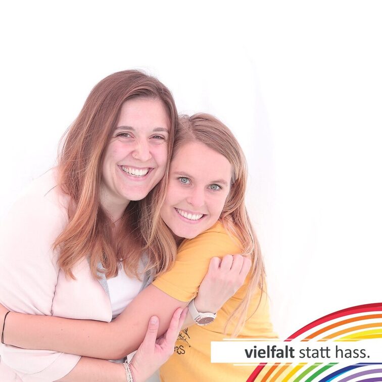 Menschen zeigen ihr Gesicht für Vielfalt statt Hass.