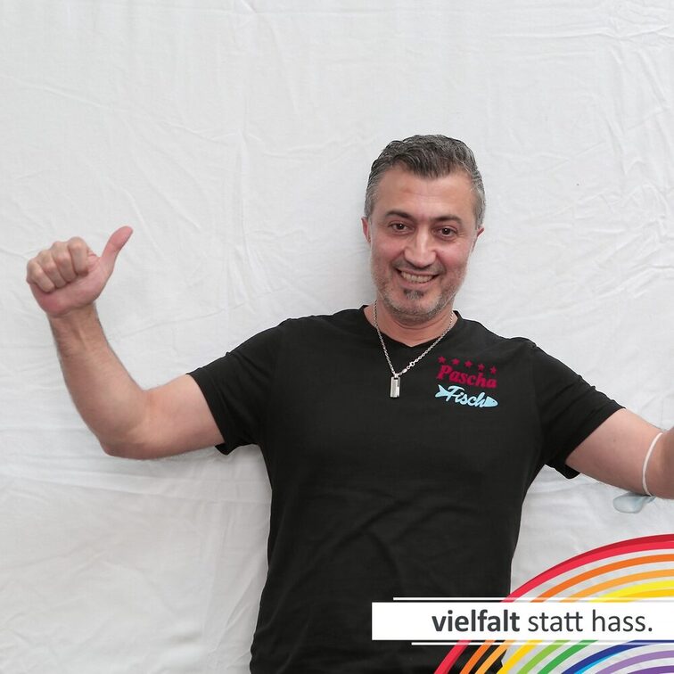 Menschen zeigen ihr Gesicht für Vielfalt statt Hass.