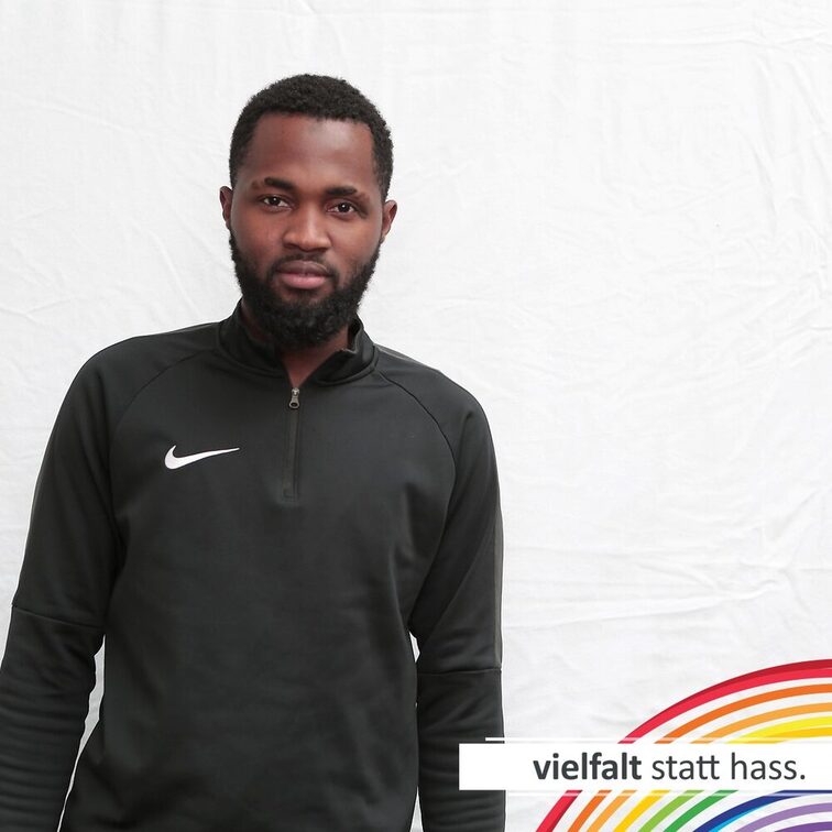 Menschen zeigen ihr Gesicht für Vielfalt statt Hass.