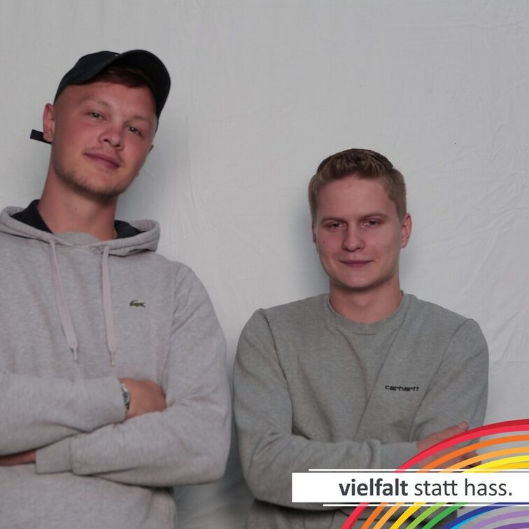 Menschen zeigen ihr Gesicht für Vielfalt statt Hass.