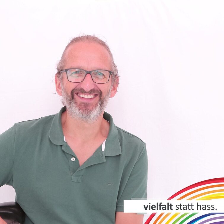 Menschen zeigen ihr Gesicht für Vielfalt statt Hass.