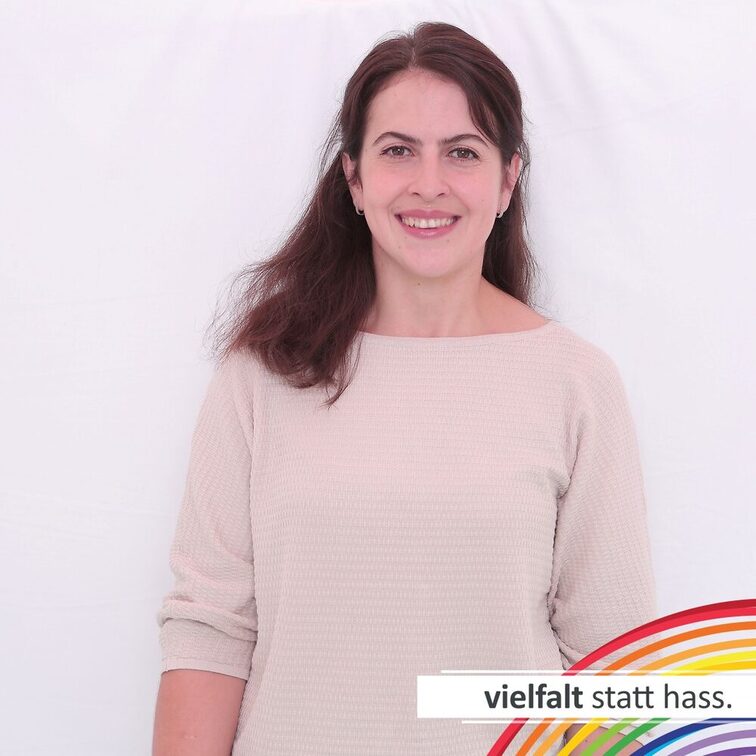 Menschen zeigen ihr Gesicht für Vielfalt statt Hass.