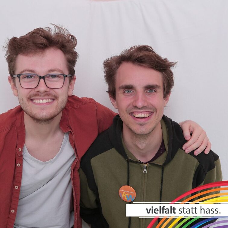 Menschen zeigen ihr Gesicht für Vielfalt statt Hass.