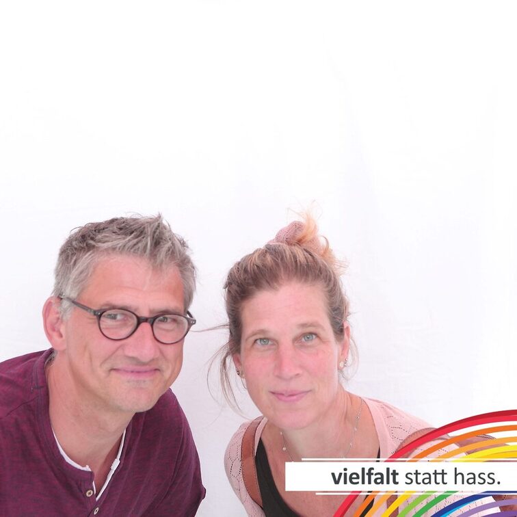 Menschen zeigen ihr Gesicht für Vielfalt statt Hass.