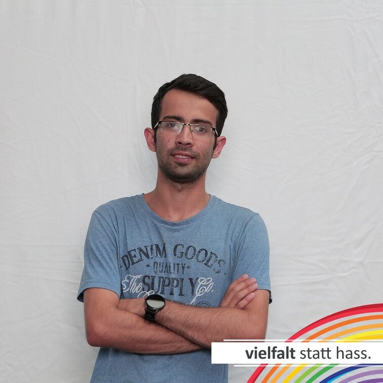 Menschen zeigen ihr Gesicht für Vielfalt statt Hass.