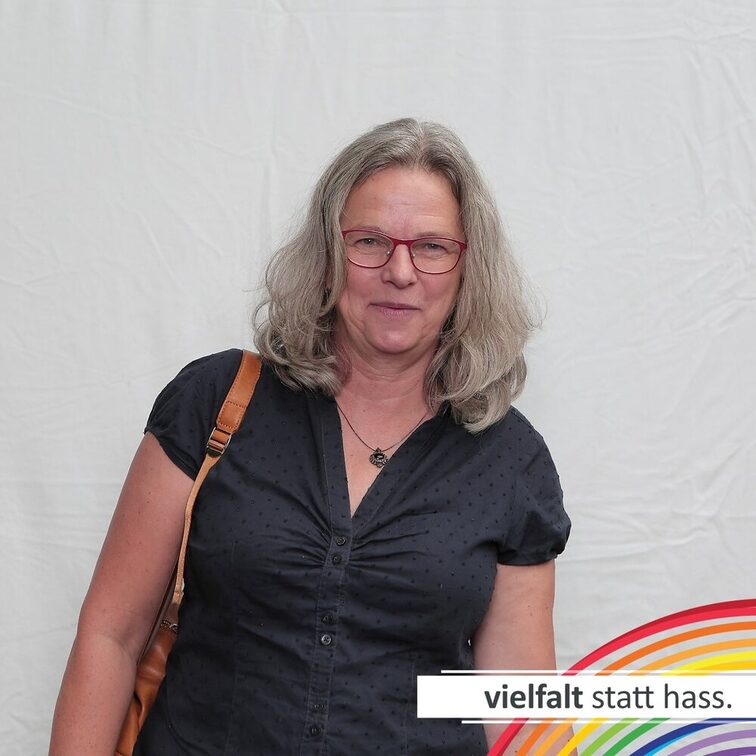 Menschen zeigen ihr Gesicht für Vielfalt statt Hass.