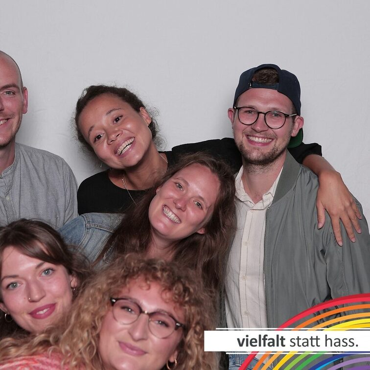 Menschen zeigen ihr Gesicht für Vielfalt statt Hass.