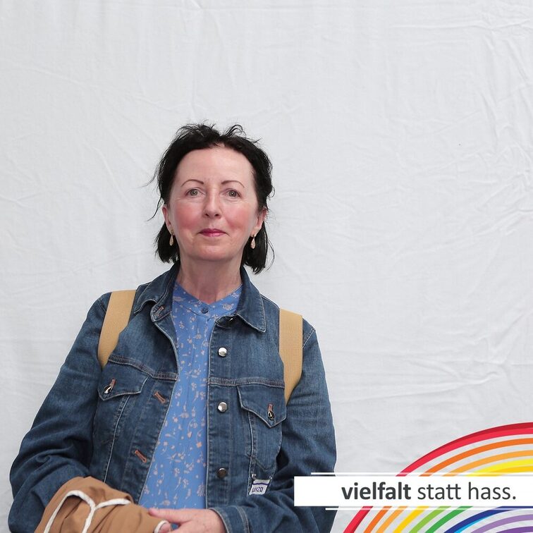 Menschen zeigen ihr Gesicht für Vielfalt statt Hass.