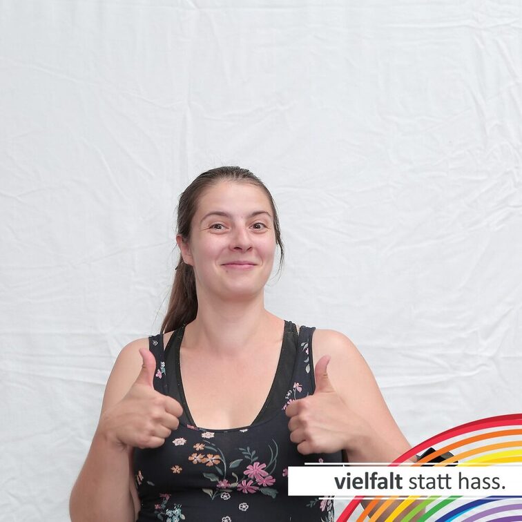 Menschen zeigen ihr Gesicht für Vielfalt statt Hass.