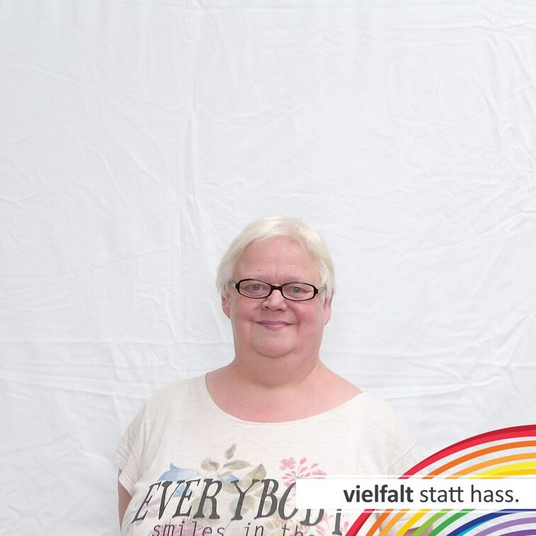 Menschen zeigen ihr Gesicht für Vielfalt statt Hass.