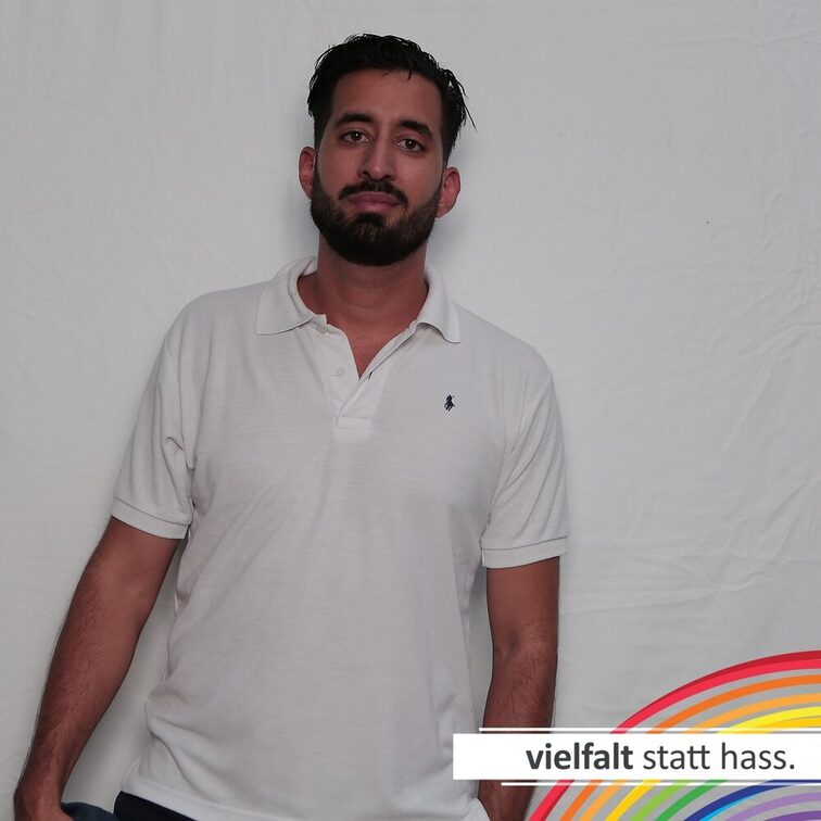 Menschen zeigen ihr Gesicht für Vielfalt statt Hass.