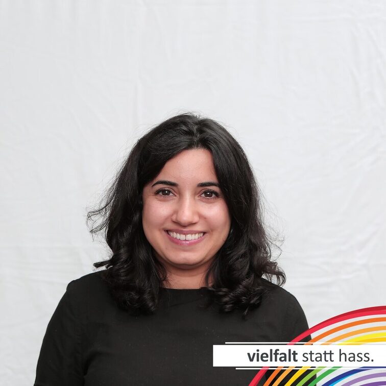 Menschen zeigen ihr Gesicht für Vielfalt statt Hass.